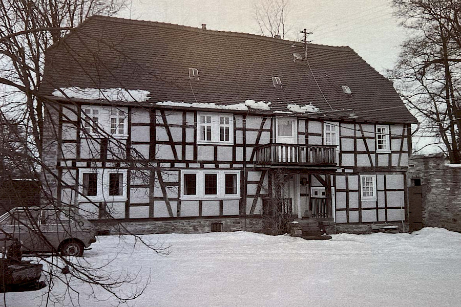Das Haupthaus im Schnee | Fotografie aus den 1970er Jahren