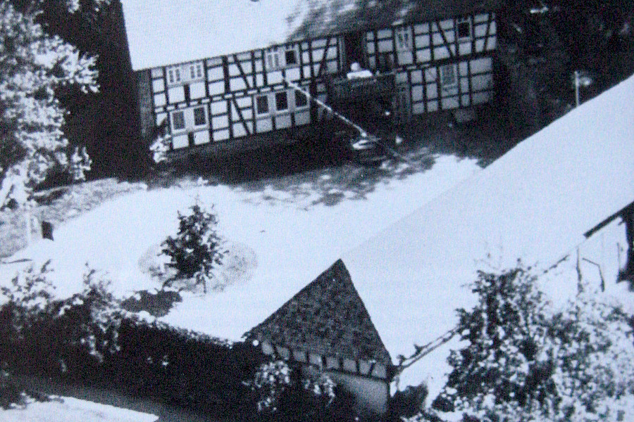 Luftbildaufnahme des Haupthauses und des Scheinenhauses | um 1965